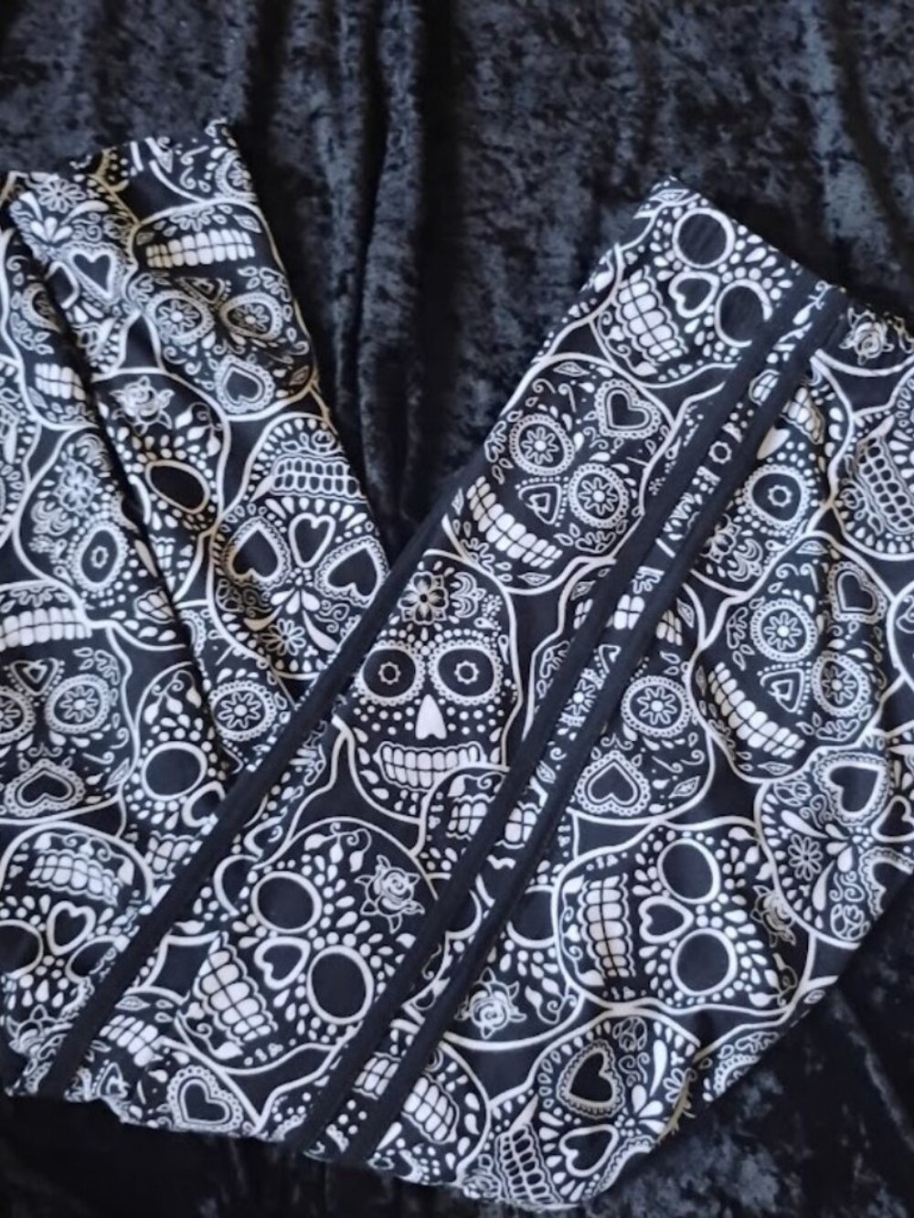 No Boundaries Black and White Calaveras Leggings sz Large *NWOT* Sugar Skulls